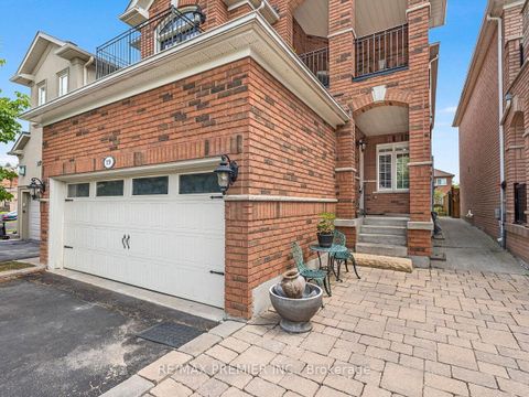 Photo 3 at 19 Medley Court, Maple, Vaughan