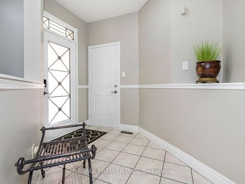 Photo 5 at 19 Medley Court, Maple, Vaughan