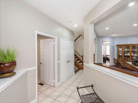 Photo 6 at 19 Medley Court, Maple, Vaughan