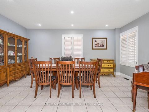 Photo 7 at 19 Medley Court, Maple, Vaughan