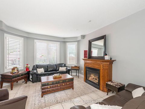 Photo 10 at 19 Medley Court, Maple, Vaughan
