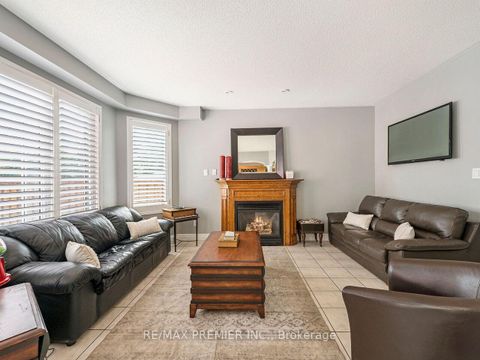 Photo 11 at 19 Medley Court, Maple, Vaughan