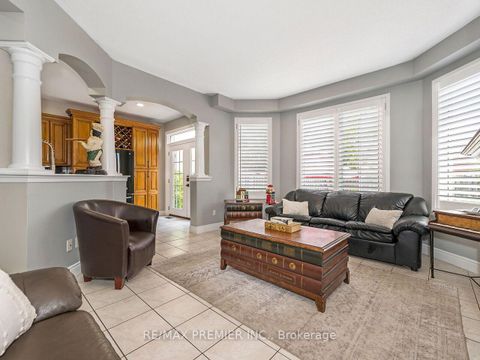 Photo 12 at 19 Medley Court, Maple, Vaughan