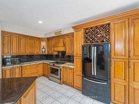Photo 17 at 19 Medley Court, Maple, Vaughan