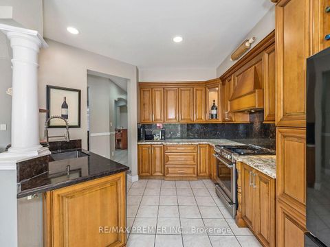 Photo 18 at 19 Medley Court, Maple, Vaughan