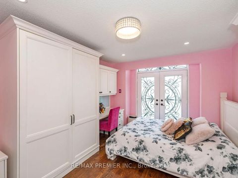 Photo 34 at 19 Medley Court, Maple, Vaughan