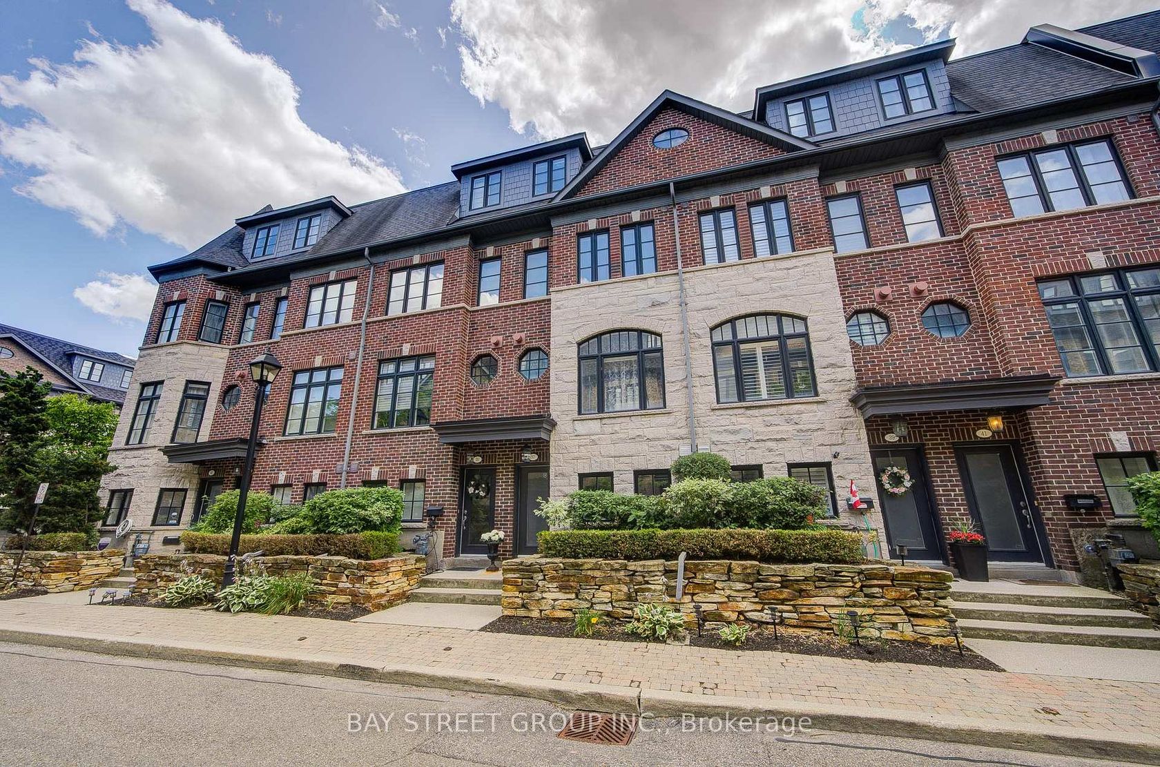 37 Lobo Mews, City Centre West, Toronto 