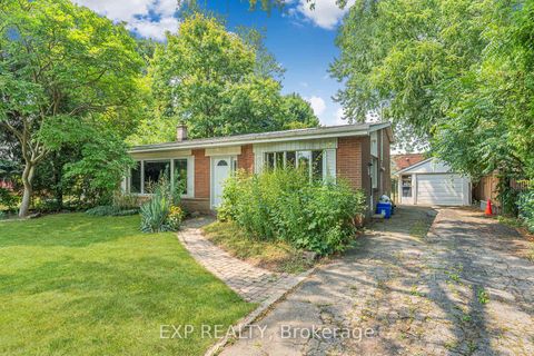 Photo 1 at 611 Pinegrove Road, WO West, Oakville