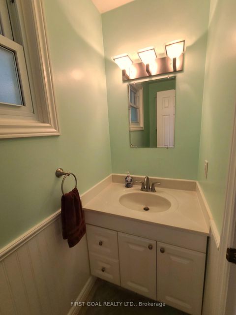 Photo 13 at 2 Agnes Street, Wellington, Barrie
