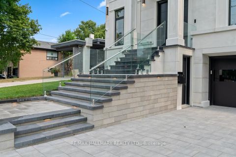 Photo 2 at 215 Northwood Drive, Newtonbrook East, Toronto
