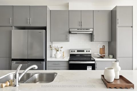 Photo 7 at 37 Arianna Crescent, Patterson, Vaughan