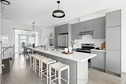 Photo 10 at 37 Arianna Crescent, Patterson, Vaughan