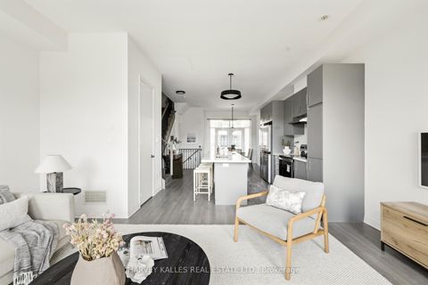 Photo 12 at 37 Arianna Crescent, Patterson, Vaughan