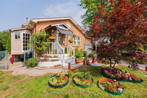 Photo 3 at 26 Fawcett Trail, Malvern, Toronto