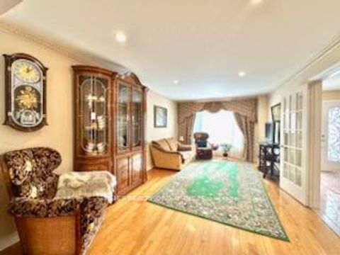 Photo 2 at 6 Carriage Lane, Branson, Toronto