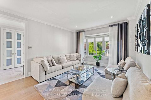 Photo 4 at 90 Savoy Crescent, Beverley Glen, Vaughan