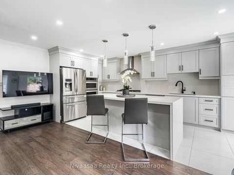 Photo 12 at 155 Castle Park Boulevard, Sonoma Heights, Vaughan