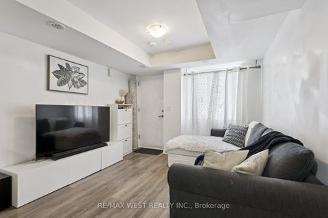 Photo 2 at 10 - 187 William Duncan Road, CFB, Toronto