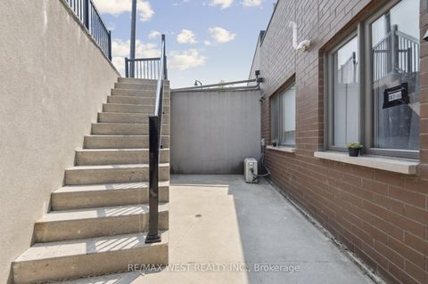 Photo 17 at 10 - 187 William Duncan Road, CFB, Toronto