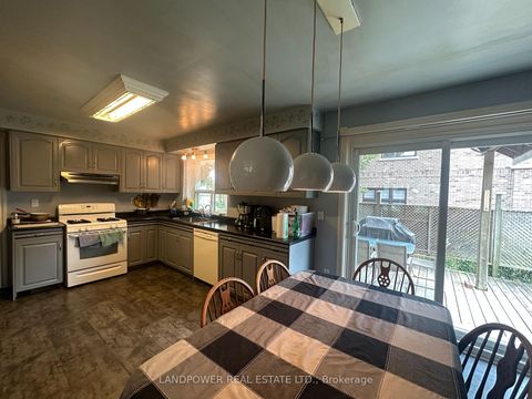 Photo 3 at 44 Starlight Crescent, Mill Pond, Richmond Hill