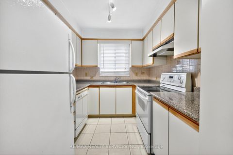 Photo 11 at 87 Birch Meadow Outlook, East Woodbridge, Vaughan