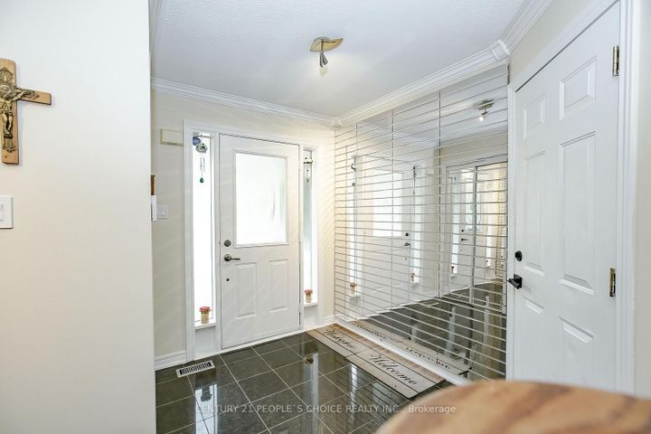 Photo 7 at 1 LAKE LOUISE Drive, Fletcher's Meadow, Brampton