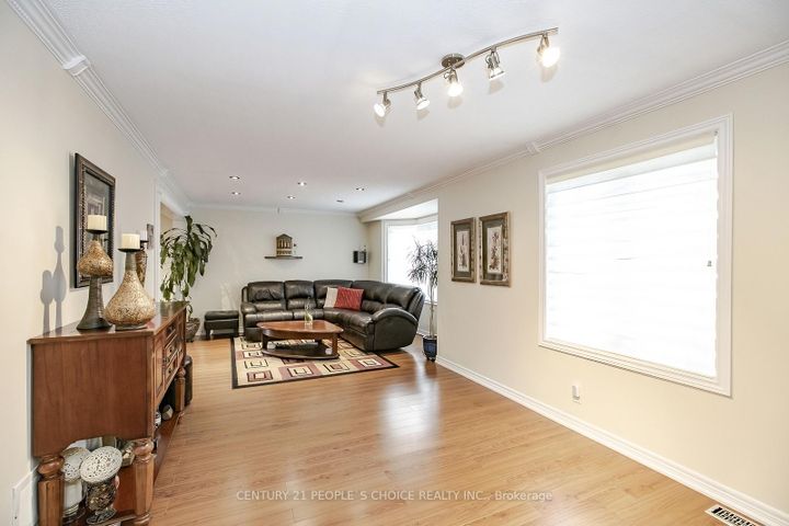 Photo 10 at 1 LAKE LOUISE Drive, Fletcher's Meadow, Brampton