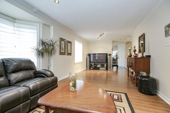 Photo 11 at 1 LAKE LOUISE Drive, Fletcher's Meadow, Brampton