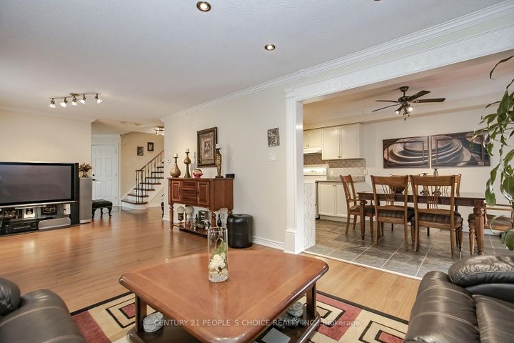 Photo 12 at 1 LAKE LOUISE Drive, Fletcher's Meadow, Brampton