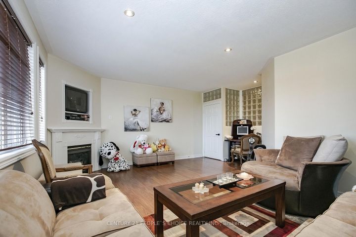 Photo 21 at 1 LAKE LOUISE Drive, Fletcher's Meadow, Brampton