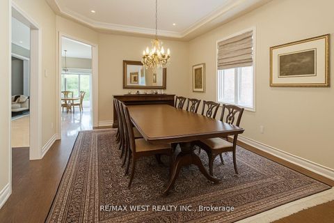 Photo 2 at 160 Townsgate Drive, Yorkhill, Vaughan