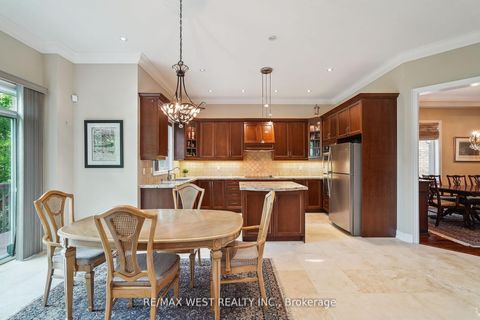 Photo 3 at 160 Townsgate Drive, Yorkhill, Vaughan