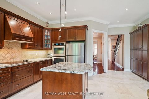 Photo 4 at 160 Townsgate Drive, Yorkhill, Vaughan