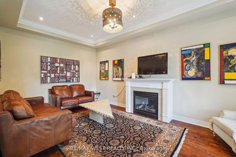 Photo 5 at 160 Townsgate Drive, Yorkhill, Vaughan