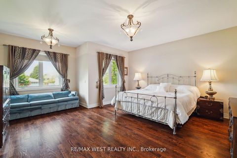 Photo 6 at 160 Townsgate Drive, Yorkhill, Vaughan