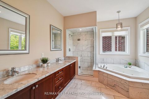 Photo 7 at 160 Townsgate Drive, Yorkhill, Vaughan