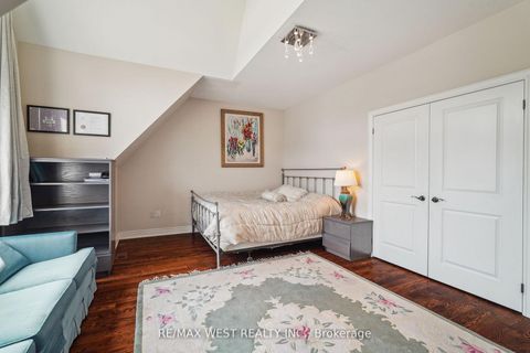 Photo 8 at 160 Townsgate Drive, Yorkhill, Vaughan