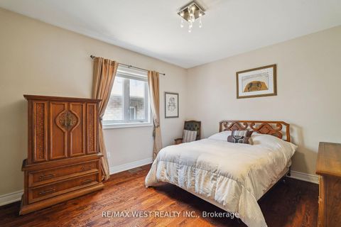 Photo 9 at 160 Townsgate Drive, Yorkhill, Vaughan