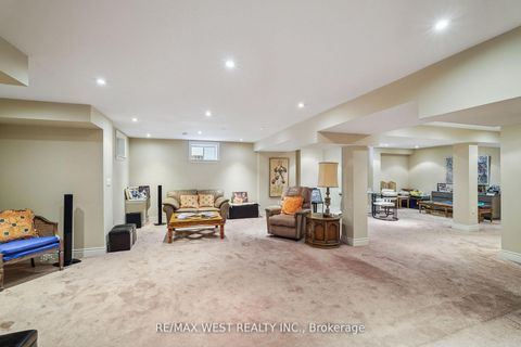 Photo 10 at 160 Townsgate Drive, Yorkhill, Vaughan