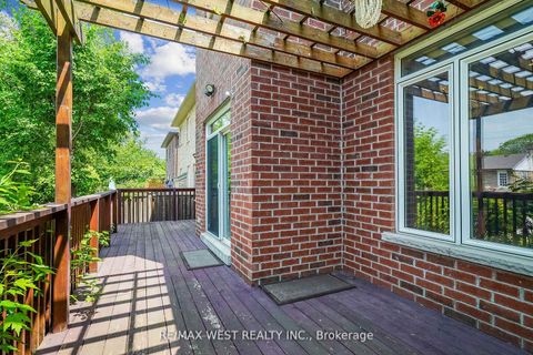 Photo 11 at 160 Townsgate Drive, Yorkhill, Vaughan