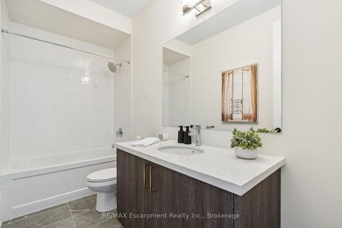 Photo 4 at 2282 Sovereign Street, BR Bronte, Oakville