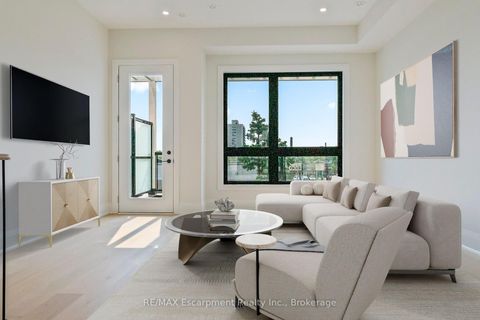Photo 2 at 4 - 138 East Street, BR Bronte, Oakville