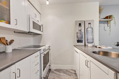 Photo 7 at 812 - 46 Western Battery Road, Niagara, Toronto