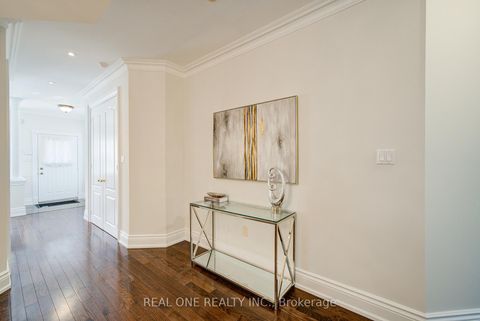 Photo 5 at 21 Moraine Ridge Drive, Jefferson, Richmond Hill