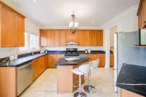 Photo 12 at 21 Moraine Ridge Drive, Jefferson, Richmond Hill