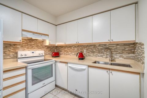 Photo 10 at 902 - 81 Townsgate Drive, Yorkhill, Vaughan