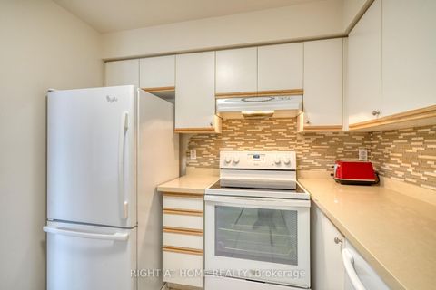 Photo 11 at 902 - 81 Townsgate Drive, Yorkhill, Vaughan
