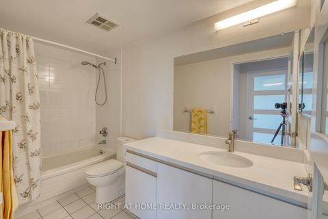 Photo 15 at 902 - 81 Townsgate Drive, Yorkhill, Vaughan