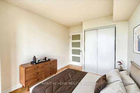 Photo 17 at 902 - 81 Townsgate Drive, Yorkhill, Vaughan