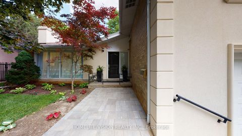 Photo 2 at 12 Flaremore Crescent, Bayview Village, Toronto